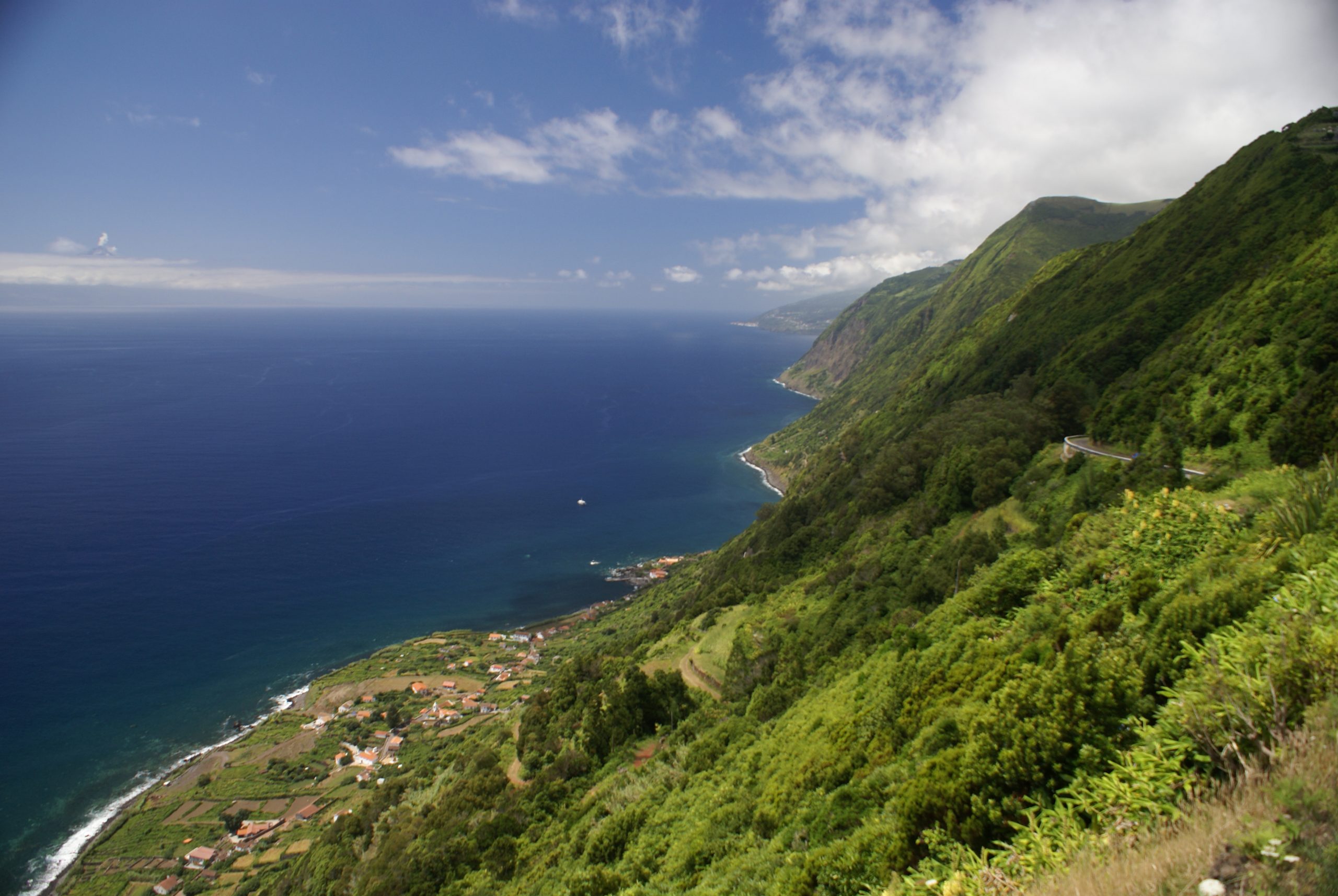 Fajã_de_São_João,_falésias_e_caminho_para_a_fajã,_Calheta,_ilha_de_São_Jorge,_Açores