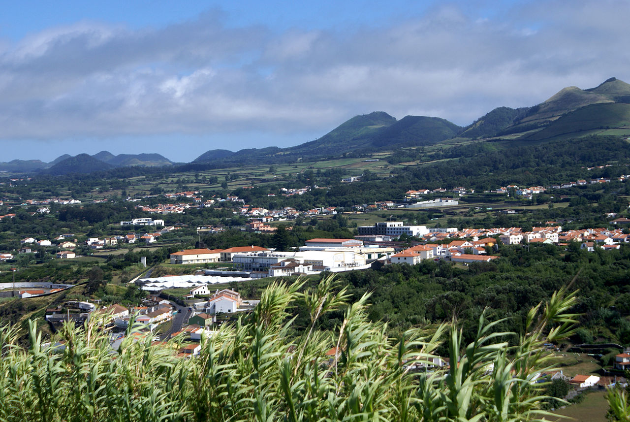 1280px-Capelas,_vista_do_Miradouro_da_Vigia_da_Baleia,_Ponta_Delgada,_Açores
