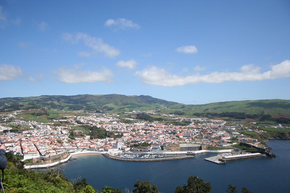 Cidade_de_Angra_do_Heroismo_e_Baía_de_Angra_do_Heroísmo,_ilha_Terceira,_Açores,_Portugal